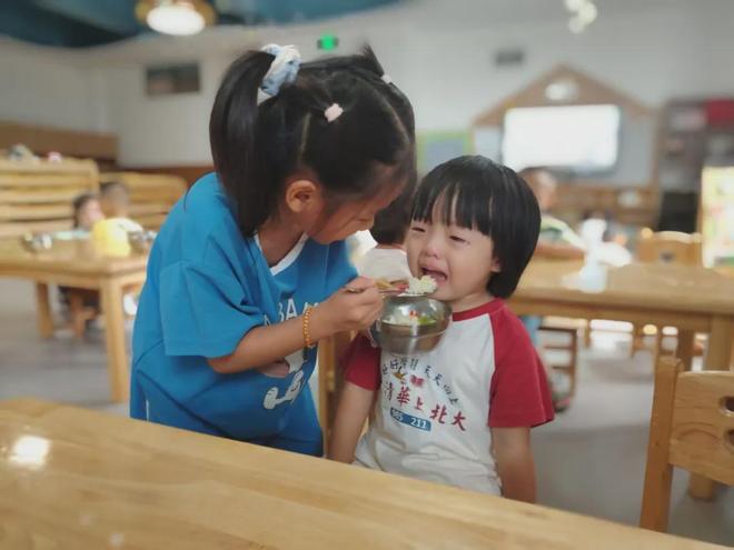 初遇“小萌新” 大手牵小手 新县第五幼儿园幼儿“以大带小”体验活动